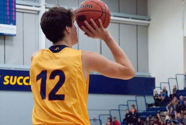M-BASKETBALL ROUNDUP: Queen's holds on late for 86-84 win over York