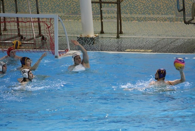 Gaels and Marauders win big on Day 1 of OUA Water Polo Championship